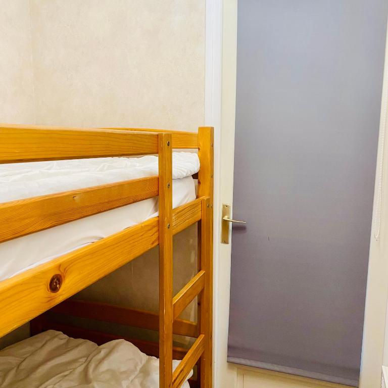 Un ou plusieurs lits dans un hébergement de l'établissement La Timonerie - La Caraque 35, vue mer et dunes classé 2 étoiles