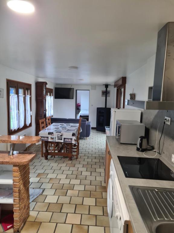 une cuisine avec une table et une salle à manger dans l'établissement La maison du bonheur, au Crotoy