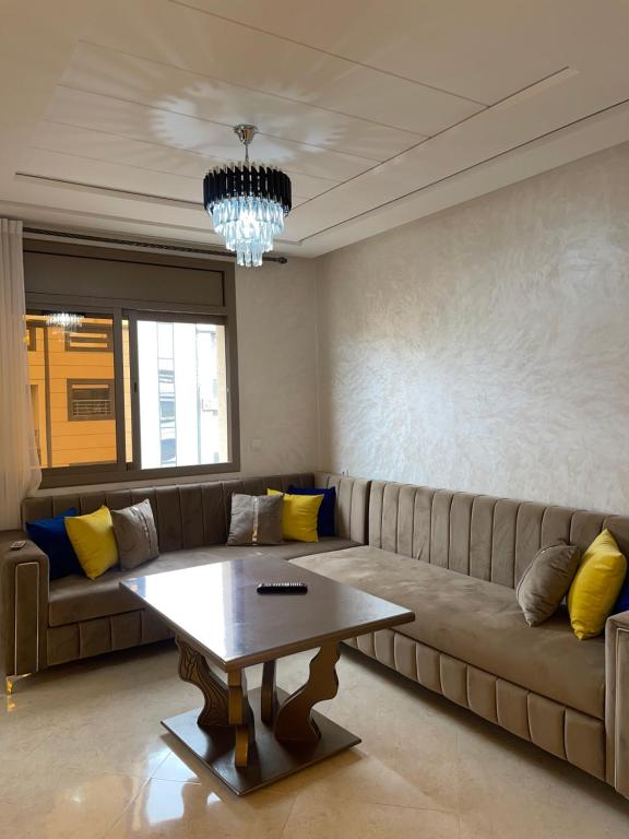 ein Wohnzimmer mit einer Couch und einem Couchtisch in der Unterkunft Coucher de soleil à Saïdia in Saidia 