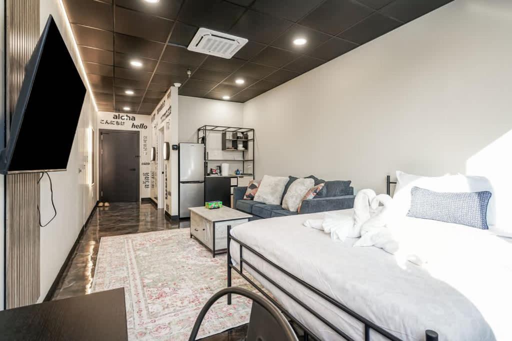 Postel nebo postele na pokoji v ubytování New Loft 5 min to PPG or Convention center Sleeps 4