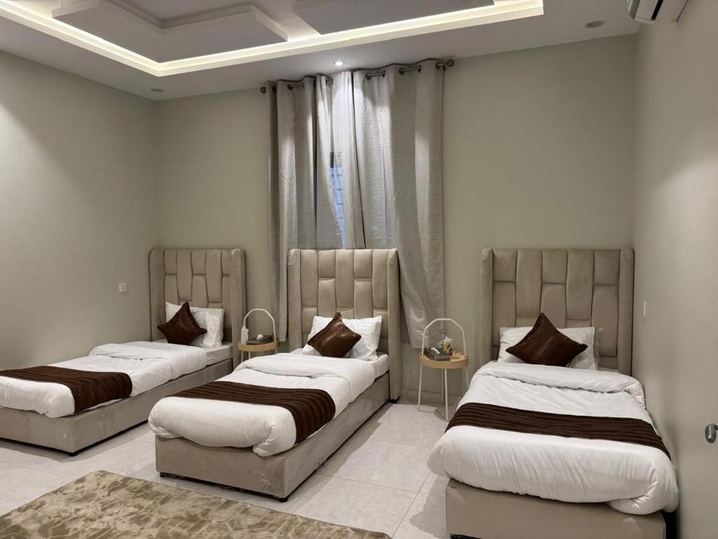 2 bedden in een kamer met 2 slaapplaatsen bij Holiday Home Al Taif Al Wisam in Taif