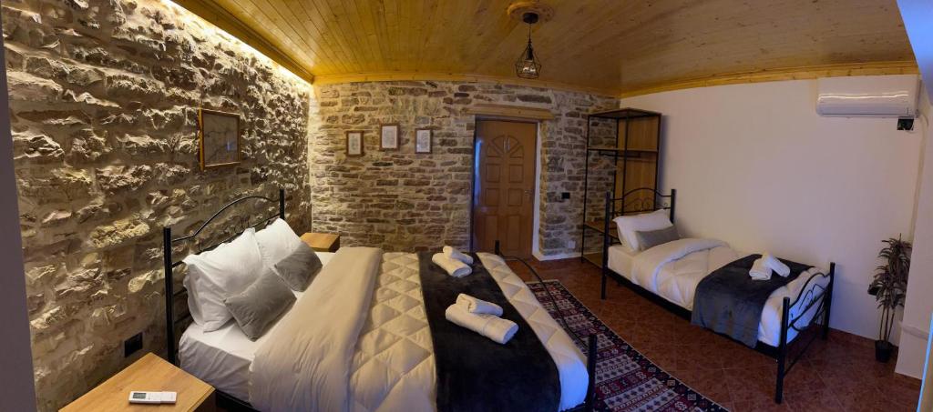 Postel nebo postele na pokoji v ubytování Guest house Loloçi