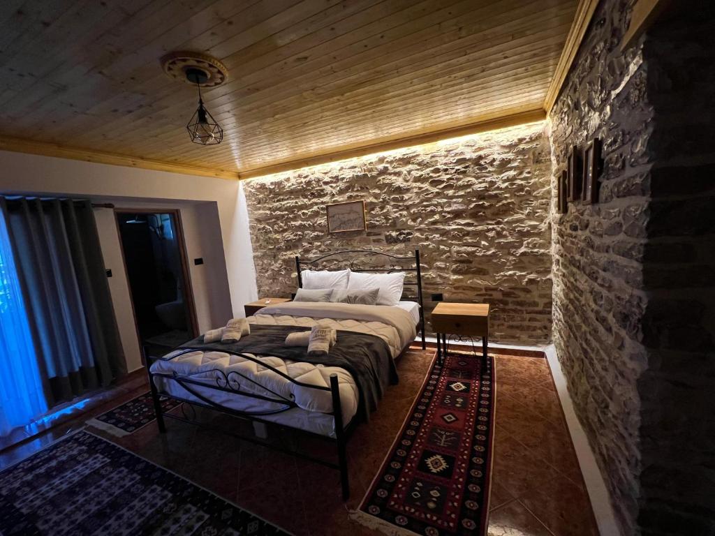 Postel nebo postele na pokoji v ubytování Guest house Loloçi