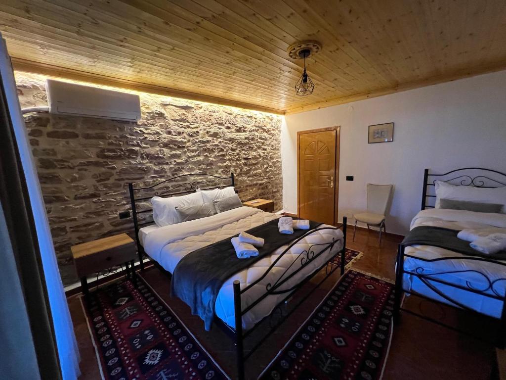Postel nebo postele na pokoji v ubytování Guest house Loloçi