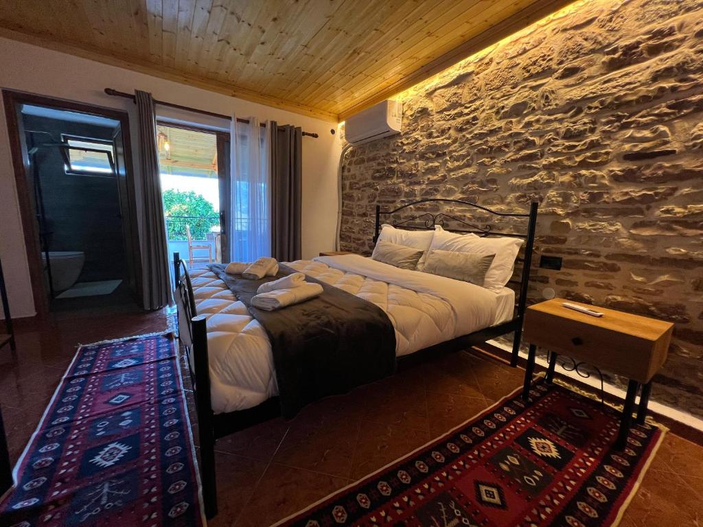 Postel nebo postele na pokoji v ubytování Guest house Loloçi
