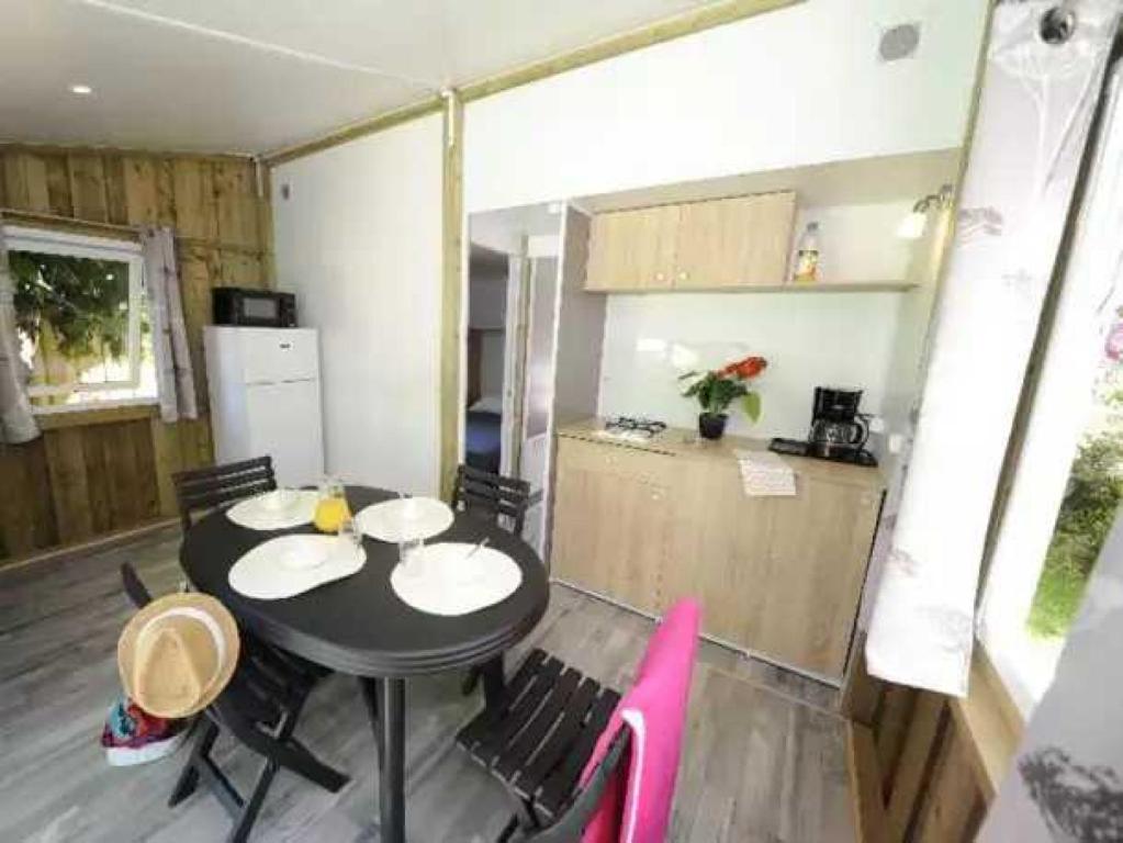 Kuchyň nebo kuchyňský kout v ubytování Camping 4 étoiles - Piscine - eed0fi