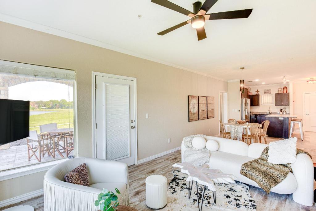 Posezení v ubytování Lakefront Corsicana Condo with Pool Access!