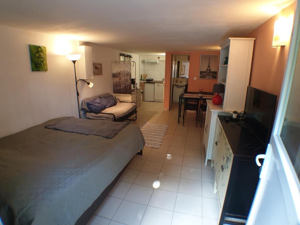 - une chambre avec un lit et une télévision dans l'établissement Studio entre Paris et Disneyland 2 à 4 pers, à Noisy-le-Grand