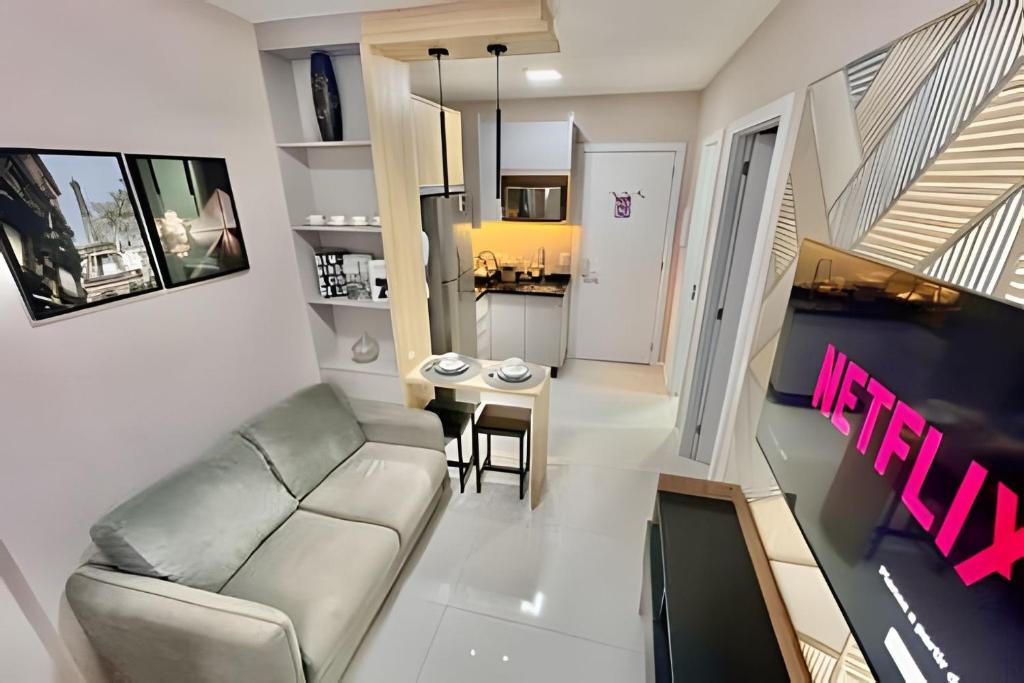 a living room with a couch and a table at FANTASTiCO, Apto 1 quarto c/ TvSmart e Ar Cond. in Curitiba