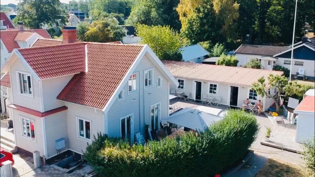 an aerial view of a white house with a red roof at Kungsgatan 36 in Borgholm