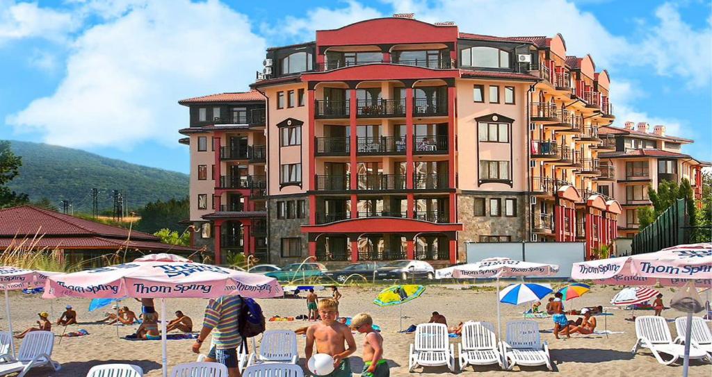 grupa ludzi na plaży przed budynkiem w obiekcie Sea view Apartment South Beach Tsarevo w Carewie