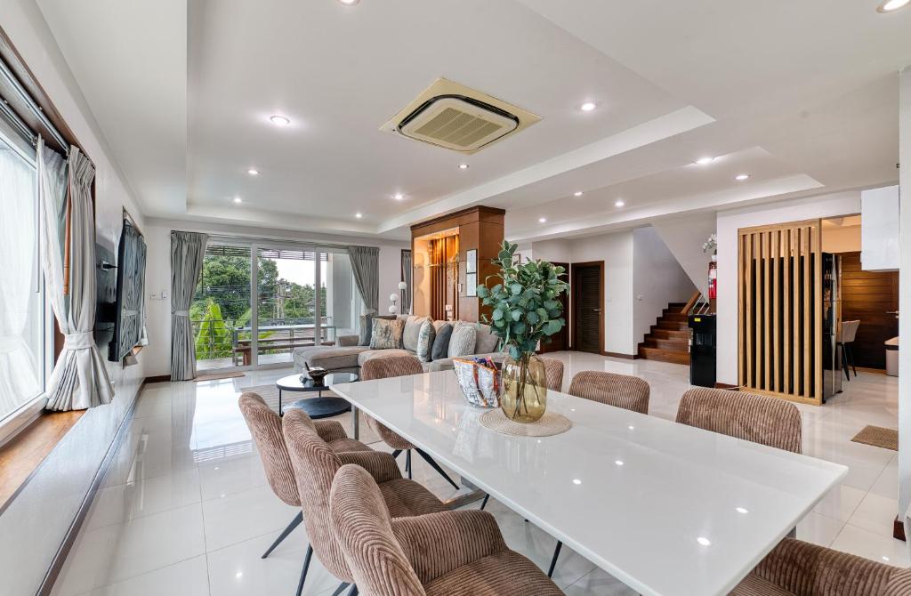 Posezení v ubytování Surisa Seaview Pool Villas