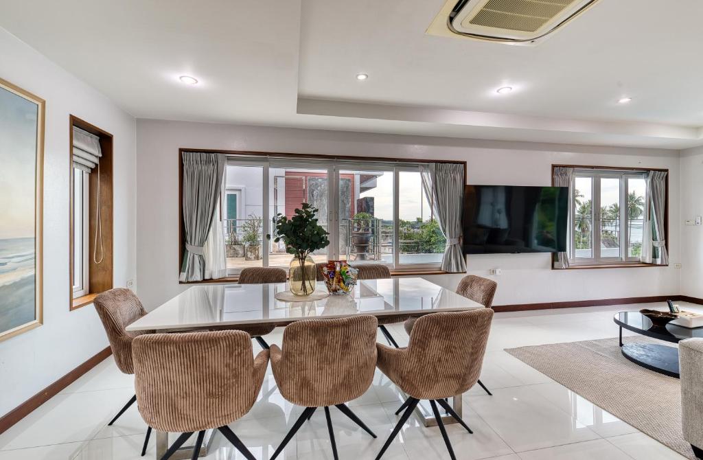TV a/nebo společenská místnost v ubytování Surisa Seaview Pool Villas
