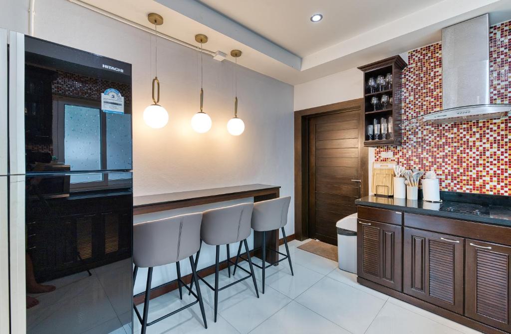 Kuchyň nebo kuchyňský kout v ubytování Surisa Seaview Pool Villas