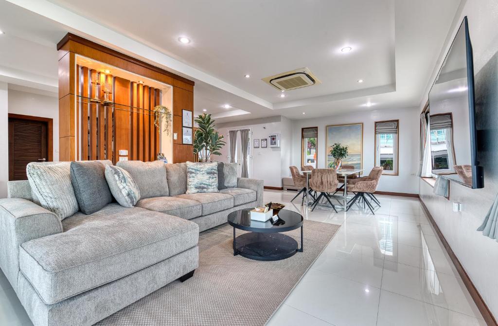TV a/nebo společenská místnost v ubytování Surisa Seaview Pool Villas