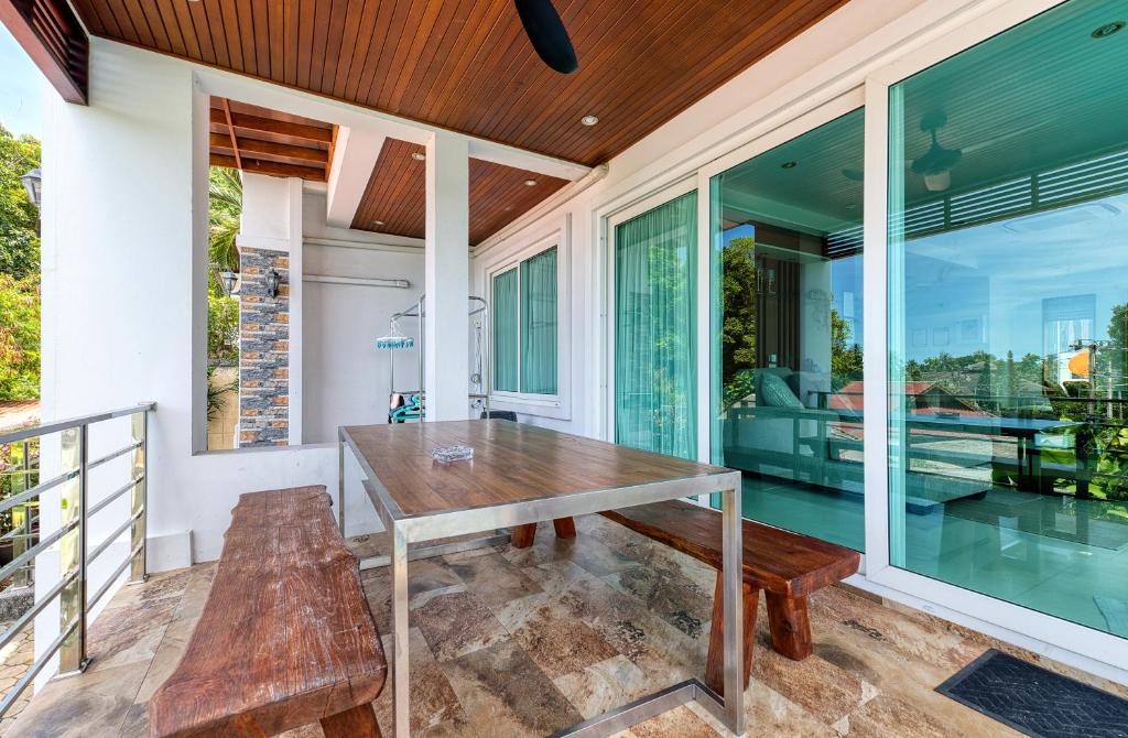 Balkón nebo terasa v ubytování Surisa Seaview Pool Villas