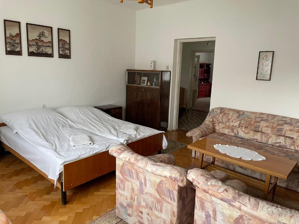 Posteľ alebo postele v izbe v ubytovaní Elvira Vendégház