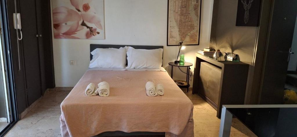 Posteľ alebo postele v izbe v ubytovaní #Elevator #balcony #ensuite #Queen bed #double sink #tiny bathtub and a #Kitchenette #parking free area #Athens
