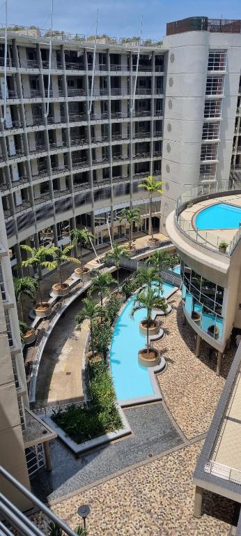 een bovenaanzicht van een groot gebouw met een zwembad bij Accommodation Front - Spectacular 2 Bedroom with Canal Views Near Ushaka in Durban