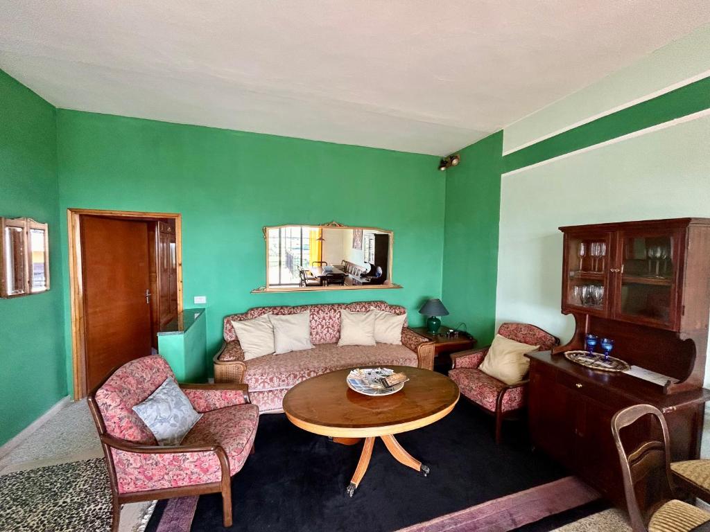 salon z kanapą i stołem w obiekcie Via corridoni - Massa Marittima Villa w mieście Massa Marittima