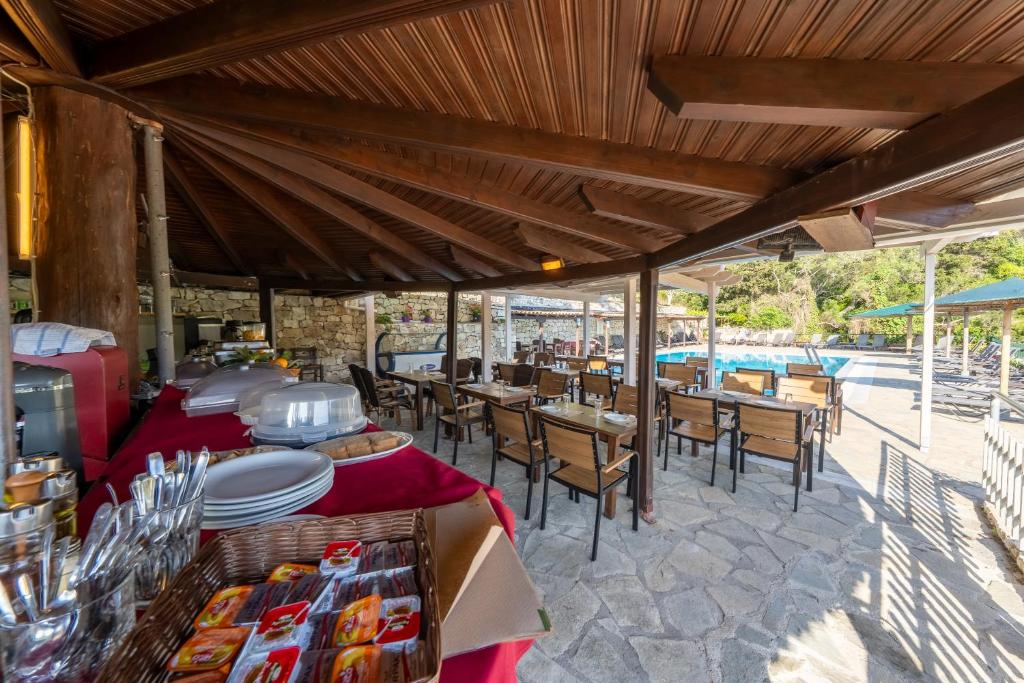 Bazén v ubytování Bastas Hotel & Studios nebo v jeho okolí