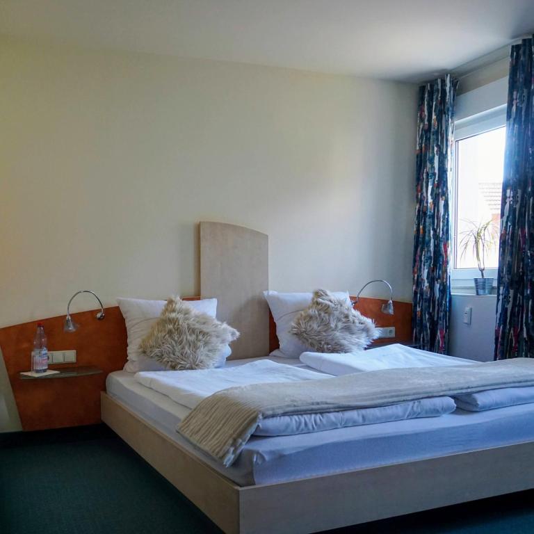 Postel nebo postele na pokoji v ubytování Fränkischer Hof Hotel Garni