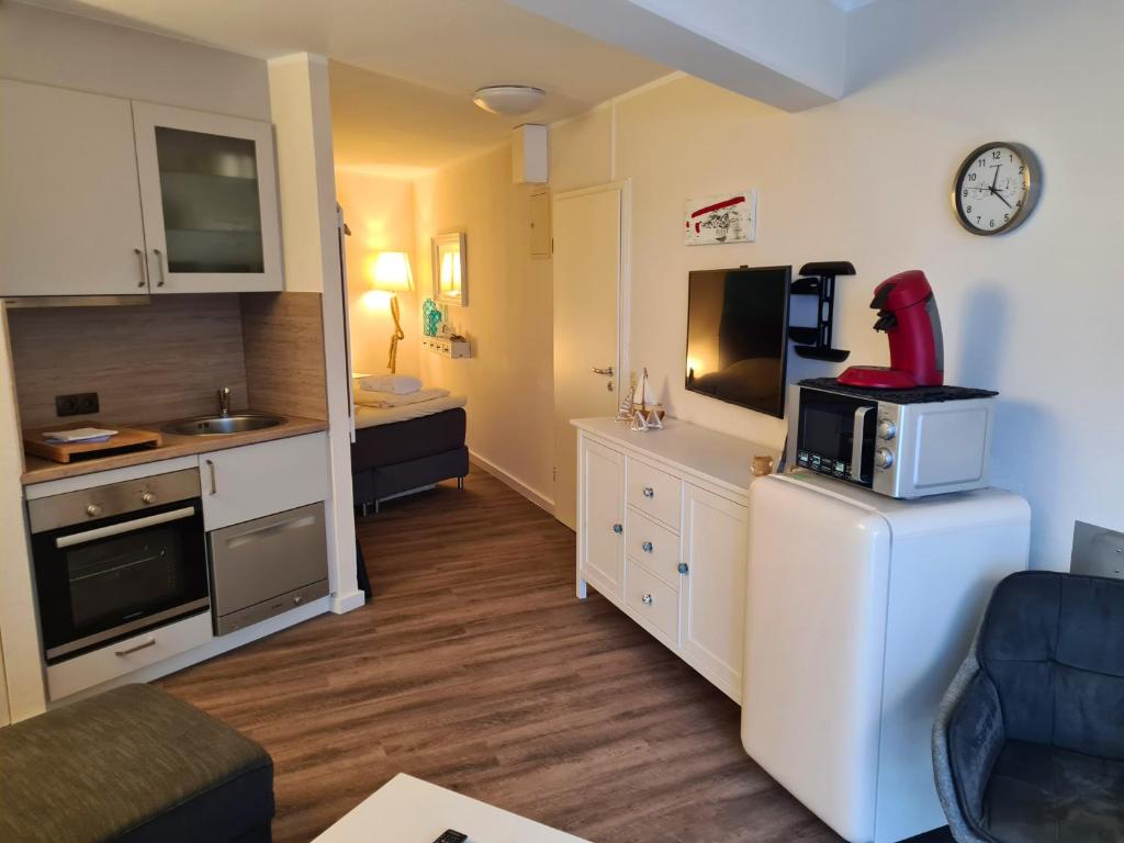Kuchyň nebo kuchyňský kout v ubytování Strandburg Juist Apartment 208 - Schwimmbad und Sauna kostenfrei