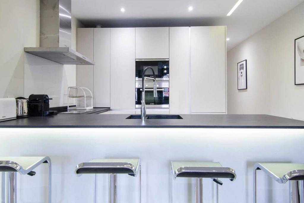 A kitchen or kitchenette at Minty Stay - 3 BD Lavapies