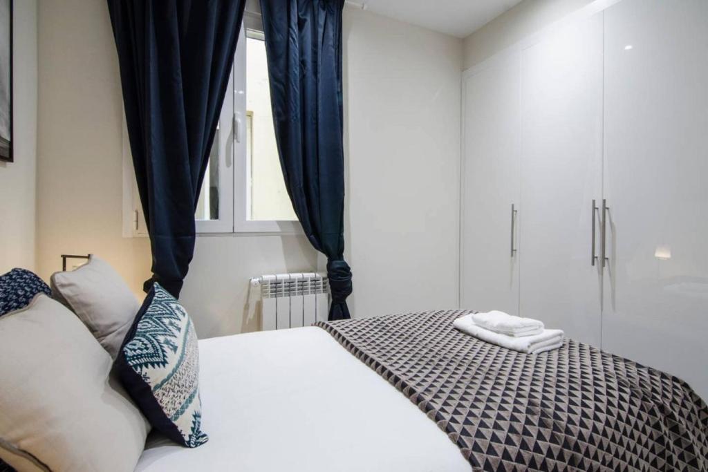 A bed or beds in a room at Minty Stay - 3 BD Lavapies