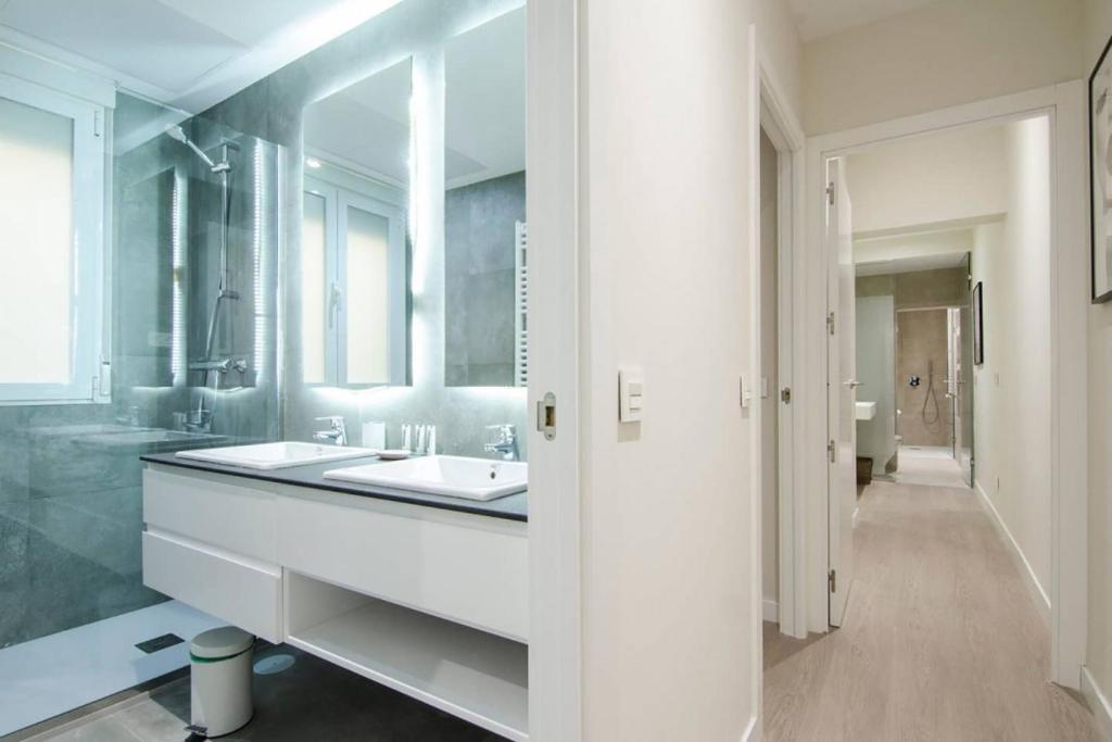 A bathroom at Minty Stay - 3 BD Lavapies