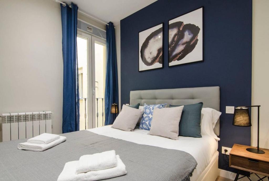 A bed or beds in a room at Minty Stay - 3 BD Lavapies