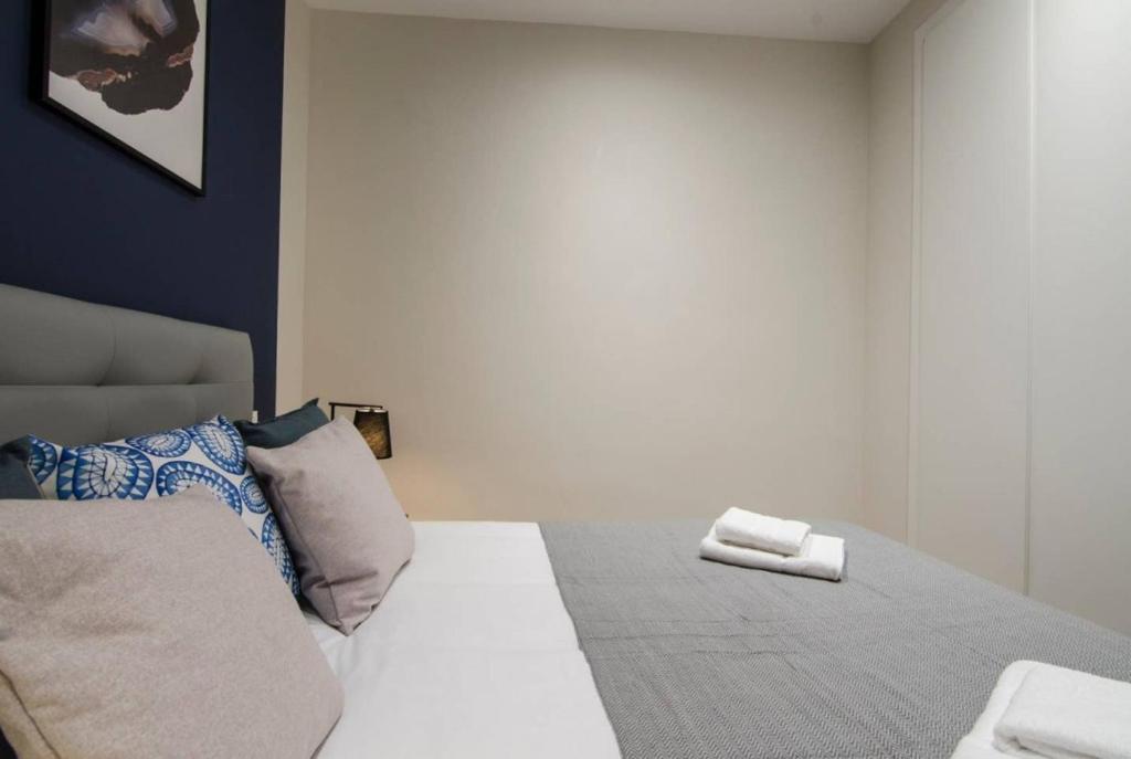 A bed or beds in a room at Minty Stay - 3 BD Lavapies