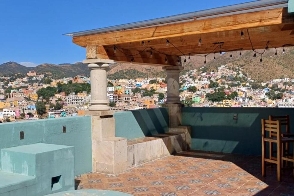 グアナファトにあるCasa 3 Catrinas, whole house, Centrally Locatedの市街の景色を望むパビリオン