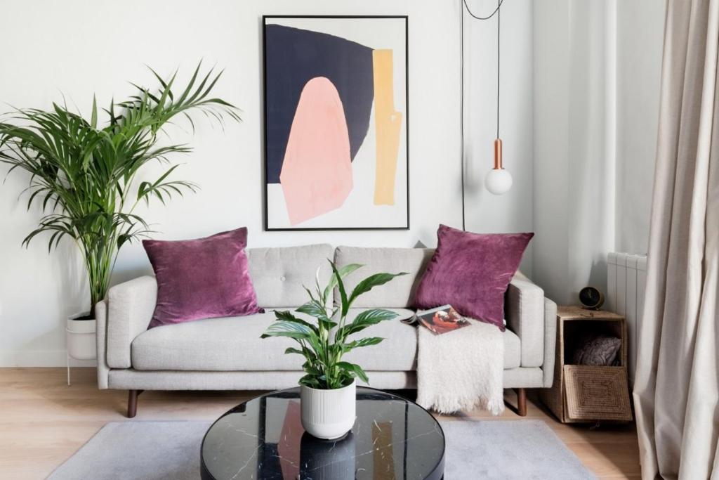 Modern and bright- 2bed 2 bath- City center
