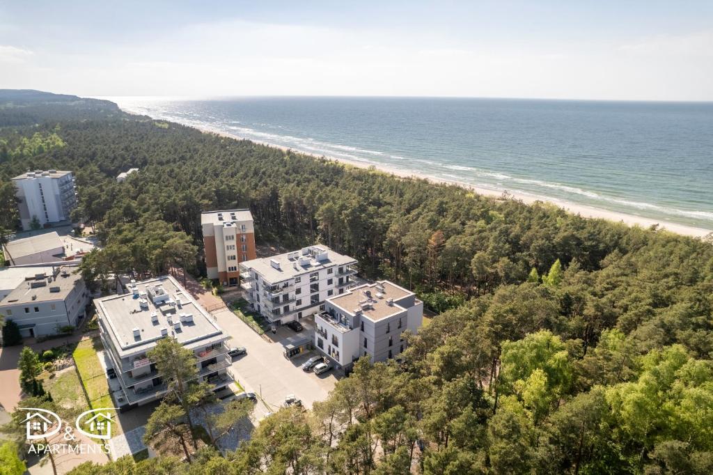 een luchtzicht op het strand en de gebouwen bij Zielona 16 D&D Apartments in Międzywodzie