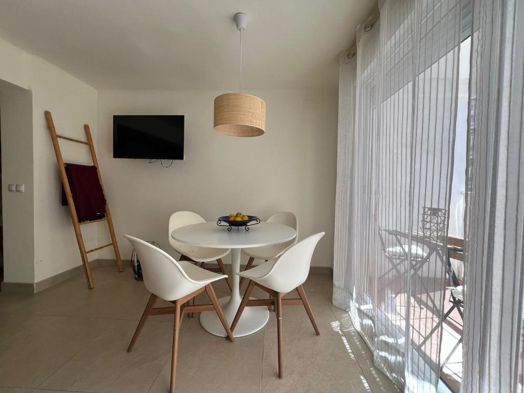 a dining room with a table and chairs and a window at Precioso apartamento de 2 habitaciones recién reformado en Benidorm in Benidorm
