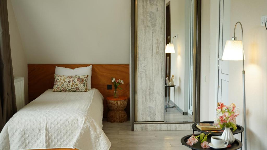 Postel nebo postele na pokoji v ubytování OISHE Boutique Hotel