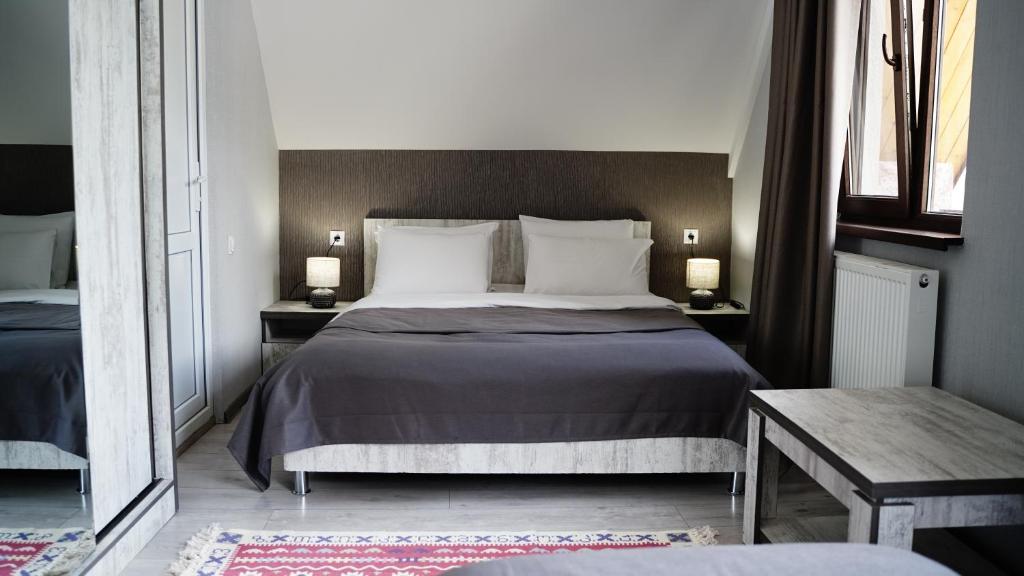 Postel nebo postele na pokoji v ubytování OISHE Boutique Hotel