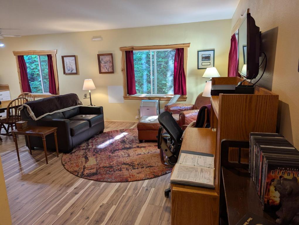 TV a/nebo společenská místnost v ubytování Hall Creek Cabin