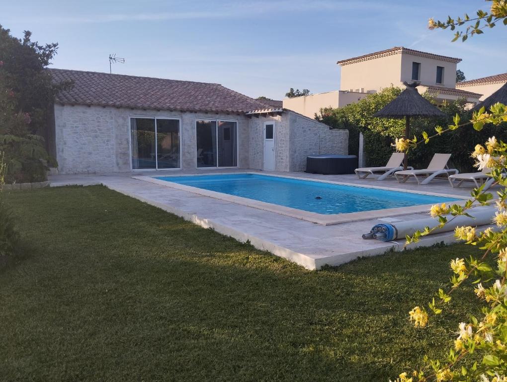 une piscine dans l'arrière-cour d'une maison dans l'établissement Bienvenue au pied des Alpilles, à Saint-Étienne-du-Grès