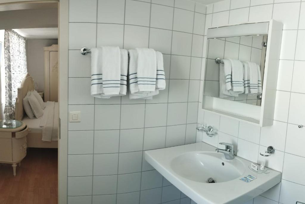 Koupelna v ubytování Zimmer corse 08