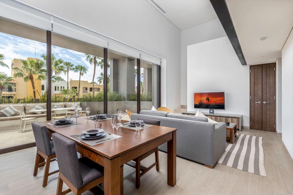 ein Wohnzimmer mit einem Tisch und einem Sofa in der Unterkunft Bisbee's Favorite in Cabo Marina Sleeps 12 in Cabo San Lucas