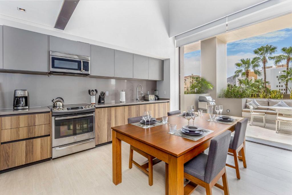Una cocina con una mesa de madera y un comedor. en Bisbee's Favorite in Cabo Marina Sleeps 12, en Cabo San Lucas