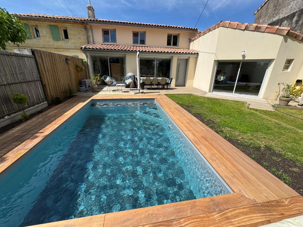 une piscine dans la cour d'une maison dans l'établissement Logis Lavergne Neac Saint-Emilion, à Néac
