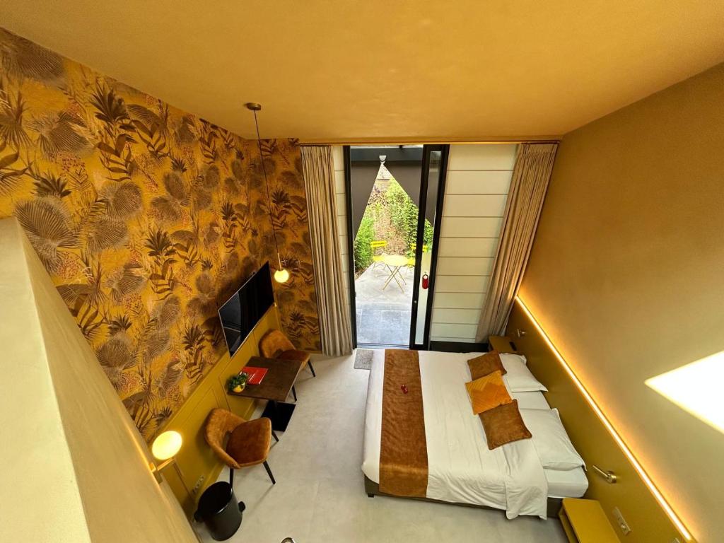 A television and/or entertainment centre at B&B Contrast