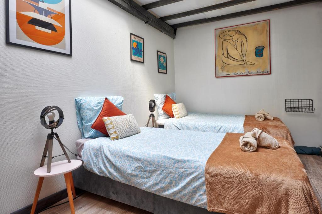 Postel nebo postele na pokoji v ubytování Charme authentique à Corbas - Authentic Charm in Corbas - 120m2 of Comfort-6 personnes