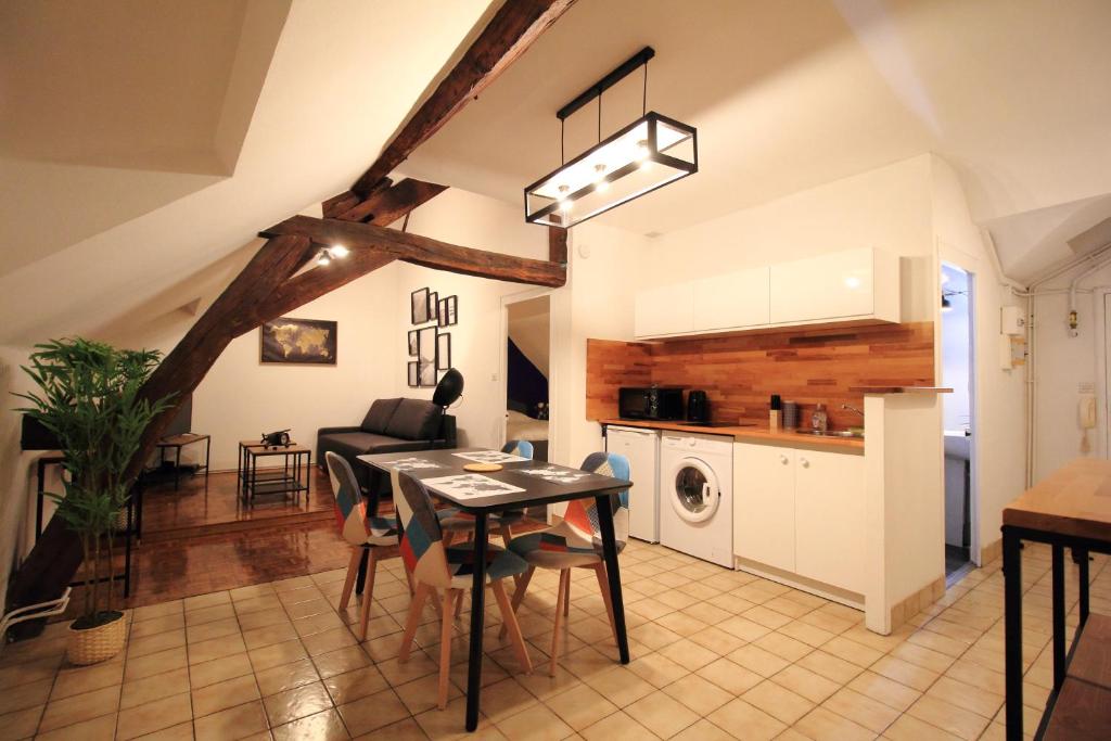 une cuisine et un salon avec une table et une salle à manger dans l'établissement T2 Tudelle - Le Perché, à Orléans