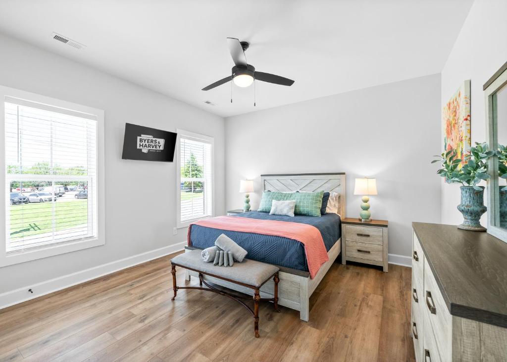 Postel nebo postele na pokoji v ubytování Queens Quarters at The Spot on 281 Liberty Pkwy