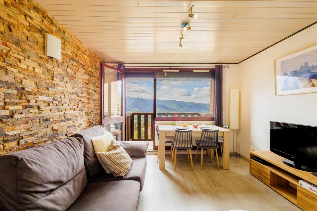 TV a/nebo společenská místnost v ubytování ANANA Balcon Cerdan