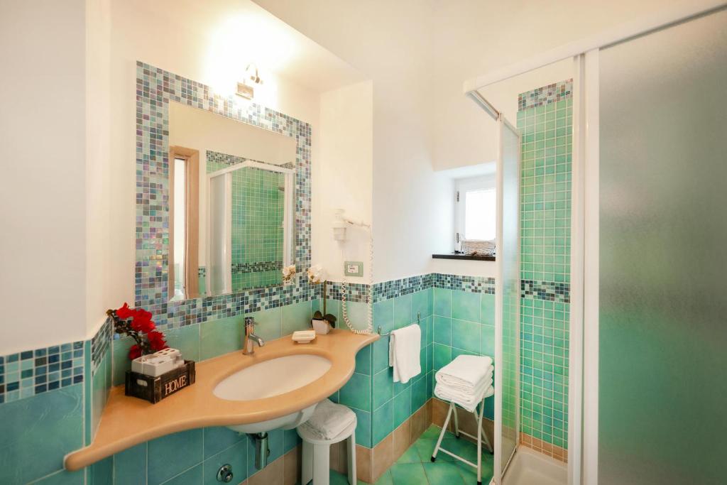 un bagno con lavandino e specchio di La Vispa Teresa a Ischia